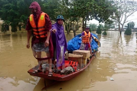 Charitable boats against flood to support Huong Khe stranded residents