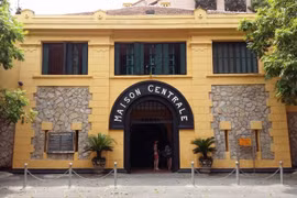 US war veteran’s remembrances presented to Hoa Lo Prison relic site