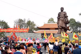 Deputy PM attends opening of Dong Da festival