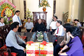 Vinh Long officials congratulate Catholics, Protestants on Easter