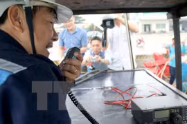 Binh Dinh fishermen equipped with communication devices