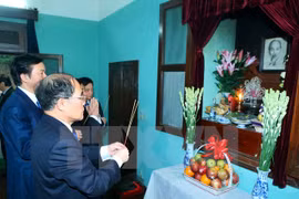 Top legislator pays tribute to late President