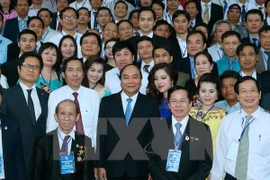 PM asks press to accompany businesses in economic integration 