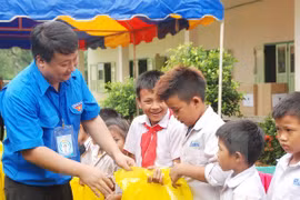 Hanoi youths join voluntary activities in Laos 