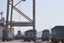 Cam Pha port handles over 33,000 tonnes of coal on first New Year day 