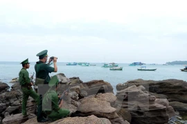 Tet gifts come to officers, people on southwestern islands 