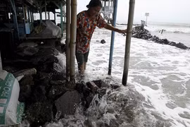 Indonesia : 2 killed, more than 3,000 evacuated in floods 