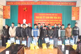 Over 1 million poor nationals receive rice support during Tet 