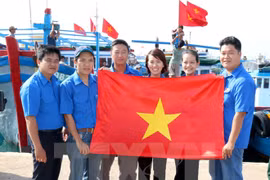 National flags presented to fishermen in Phu Quy island 