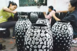 Southeastern lacquer village’s products sold around the world