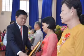 HCM City: 201 women awarded “Heroic Mother” title