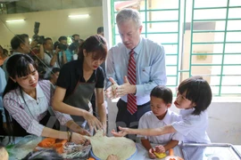 US Ambassador presents gifts to AO victims on moon festival 