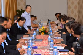 Vietnamese, Lao journalists exchange professional skills 