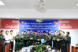 Vietnam People’s Army presents information equipment to Laos