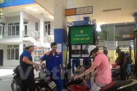 Petrol prices inch up over 400 VND per litre