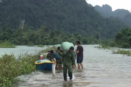 People nationwide lend helping hand to central provinces