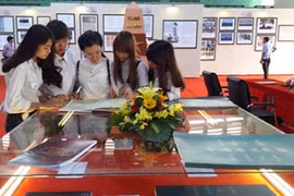 Maps, documents on Hoang Sa, Truong Sa on display in Hoa Binh 