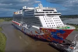 Luxury cruise ship brings visitors to central destinations 