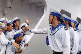 Naval ships carry Tet gifts to Truong Sa soldiers 