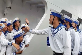 Naval ships carry Tet gifts to Truong Sa soldiers 