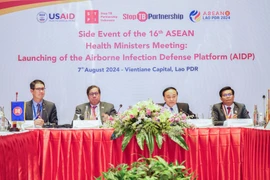 Leaders join discussion at the launching of the Airborne Infection Defence Platform (AIDP) at the at the 16th ASEAN Health Ministers Meeting in Vientiane, Laos (Photo: VietnamPlus)