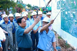 Prime Minister Pham Minh Chinh is reported with the progress of the anti-erosion embankment project on the Tra Noc River in Binh Thuy district, Can Tho city on May 12. (Photo: VNA)