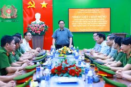 Prime Minister Pham Minh Chinh visits police of Krong Pac district, the Central Highlands province of Dak Lak, on August 17 (Photo: VNA)