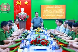 Prime Minister Pham Minh Chinh visits police of Krong Pac district, the Central Highlands province of Dak Lak, on August 17 (Photo: VNA)