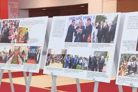 Photo exhibition celebrates National Party Congress