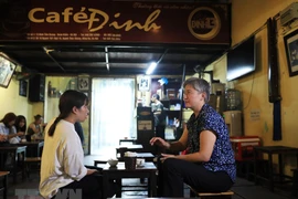 Australian FM enjoys coffee in Hanoi