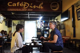 Australian FM enjoys coffee in Hanoi