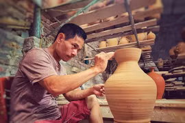Artisan strives for preserving traditional pottery