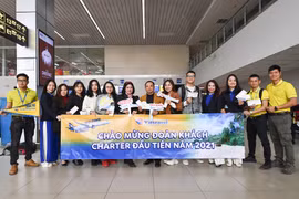 Passengers experience first flight by Vietravel Airlines