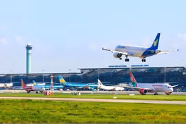 Why has Noi Bai Airport's int’l passenger volume exceeded pre-COVID-19 pandemic peaks?