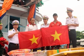 Vietnam People's Navy - A pillar of support for fishermen 