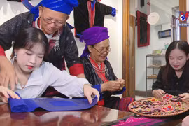 Mong Hoa ethnic people’s embroidery, wax painting on display