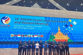 Minister of Health Dao Hong Lan ( fifth, from left) is with her counterparts from other ASEAN countries at the 16th ASEAN Health Ministers Meeting and related meetings held in Vientiane from August 7-9. (Photo: VNA)