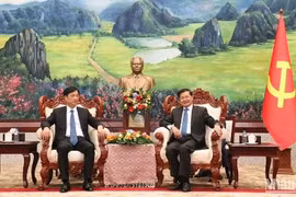 General Secretary of the Lao People's Revolutionary Party Central Committee and President of Laos Thongloun Sisoulith (right) receives Nguyen Duy Ngoc, Secretary of the Communist Party of Vietnam Central Committee and Chief of its Office, in Vientiane on December 11. (Photo: VNA)