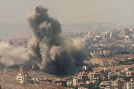 Smoke rises from Israeli airstrikes in the southern village of Kfar Rouman, seen from Marjayoun, south Lebanon. (Photo: Euronews) 
