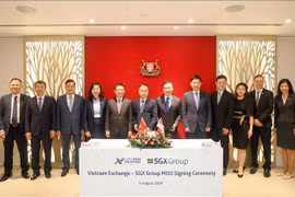 Representatives of the Vietnamese and Singaporean Ministries of Finance at the signing ceremony of the MoU between VNX and SGX. (Photo: VNA)