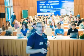 Scientists and researchers at the conference on infectious diseases in Binh Dinh province. (Photo: ICISE)