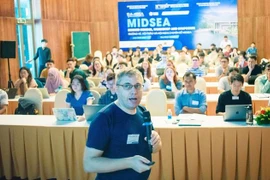 Scientists and researchers at the conference on infectious diseases in Binh Dinh province. (Photo: ICISE)