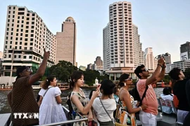 Tourists go sigh-seeing on Chao Praya river in Bangkok, Thailand. (Photo: AFP/VNA) 