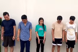 The suspects, aged from 22 to 48 and residing in the district, were arrested on June 5 for allegedly involving in illegal drug trafficking.(Photo: baonghean.vn)