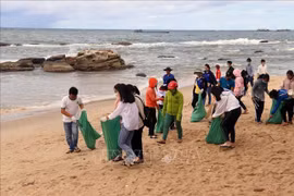 People take part in a clean-up along coast in Phu Quoc city in the Mekong Delta province of Kien Giang. (Photo: VNA)