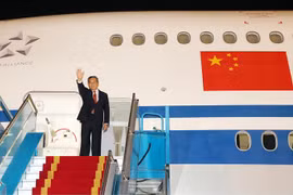 Chinese Premier Li Qiang arrives at the Noi Bai International Airport in Hanoi on October 12 (Photo: VNA)