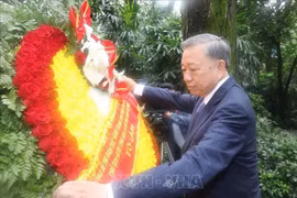 Party General Secretary and State President To Lam pays floral tribute to martyr Pham Hong Thai at his grave in the Huang Hua Gang Memorial Park. (Photo: VNA)