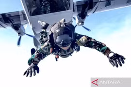 A soldier joins the parachuting training. (Photo: antaranews.com)