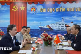 US Ambassador to Vietnam Marc E. Knapper and Deputy Minister of Agriculture and Rural Development Phung Duc Tien at the Department of Fisheries Surveillance (DFIRES) Training Facility, Region 5 in Phu Quoc city, the southern province of Kien Giang. (Photo: VNA)