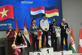 Bao Phuong Vinh (standing on the left on the podium) celebrates winning the runner-up place of the Ankara World Cup three-cushion event in Turkey on June 15. ( Photo: nld.com.vn) 